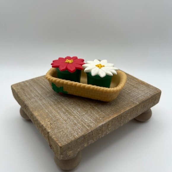 Vintage Avon Christmas Poinsettia Salt and‎ Pepper Shakers in a Basket - Picture 2 of 7